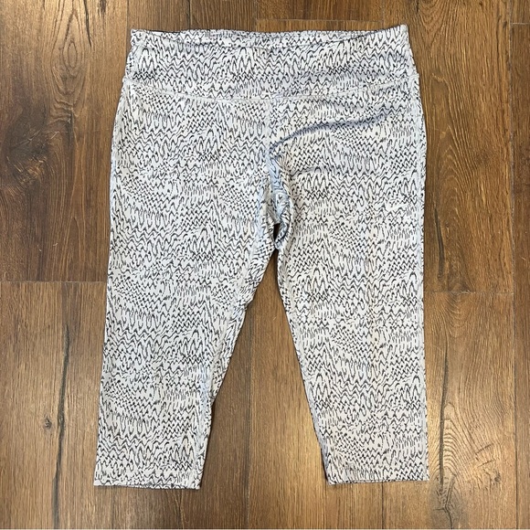 Nike Women Epic Run Tight Fit Capri crop pant in Gray SZ XL - Picture 2 of 5